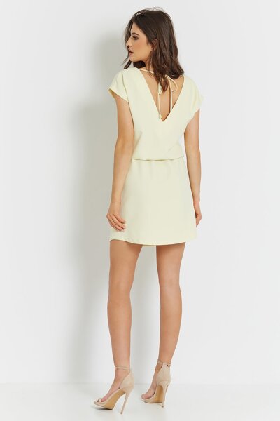 Luźna prosta sukienka w żółtym kolorze o długości mini