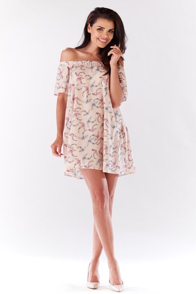 Luźna różowa sukienka mini w ptaki z odkrytymi ramionami
