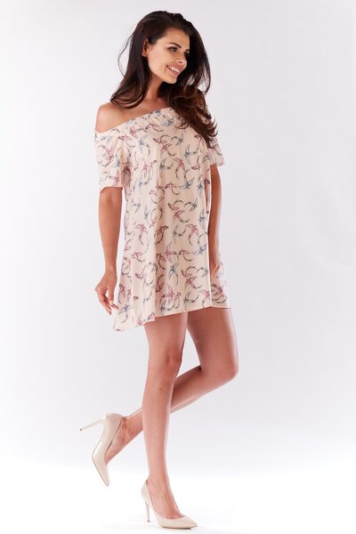 Luźna różowa sukienka mini w ptaki z odkrytymi ramionami