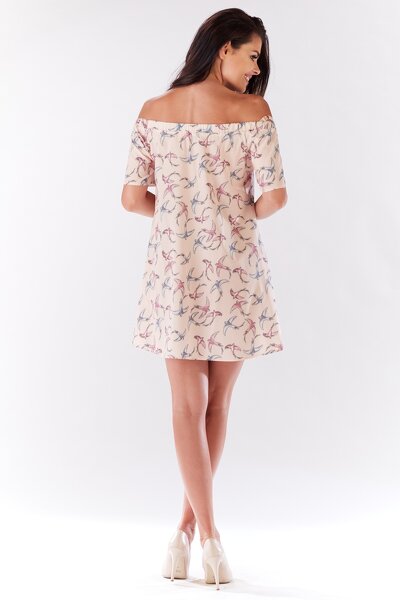 Luźna różowa sukienka mini w ptaki z odkrytymi ramionami