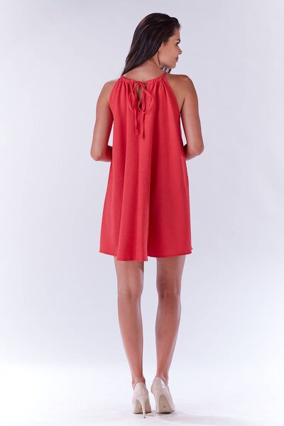 Luźna różowa sukienka wiązana na karku