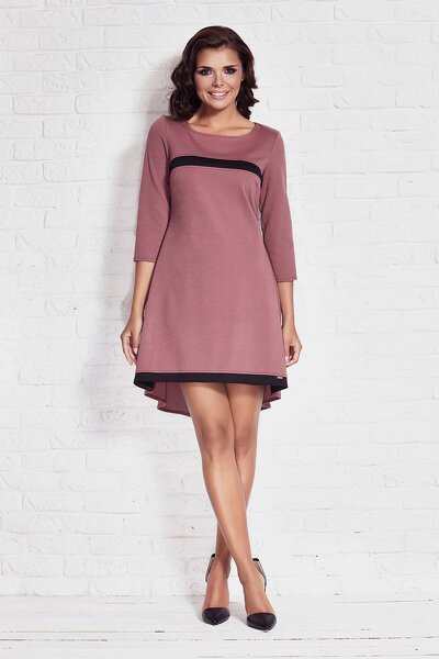 Luźna różowa sukienka z ozdobną czarną wstawką