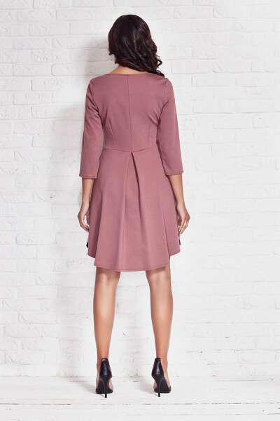 Luźna różowa sukienka z ozdobną czarną wstawką