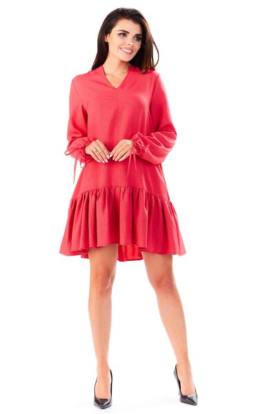 Luźna różowa sukienka z ozdobnym wiązaniem na rękawie