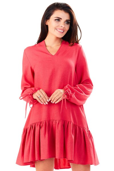 Luźna różowa sukienka z ozdobnym wiązaniem na rękawie