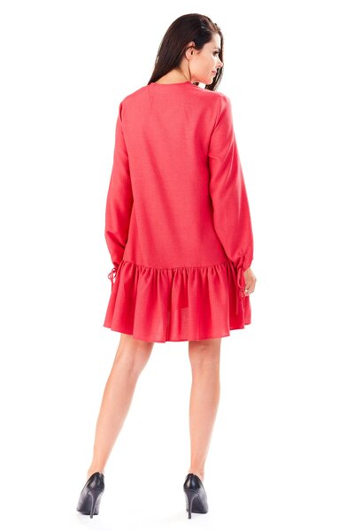 Luźna różowa sukienka z ozdobnym wiązaniem na rękawie