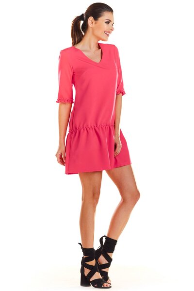 Luźna różowa sukienka z ozdobnymi rękawami i falbaną