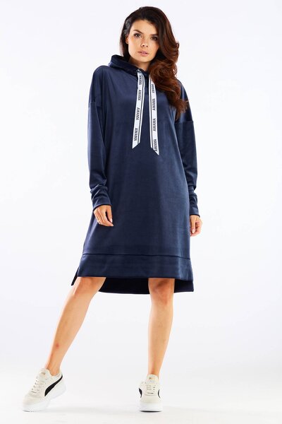 Luźna sportowa sukienka w niebieskim kolorze wykonana z weluru
