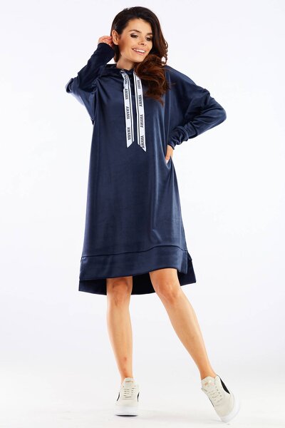 Luźna sportowa sukienka w niebieskim kolorze wykonana z weluru