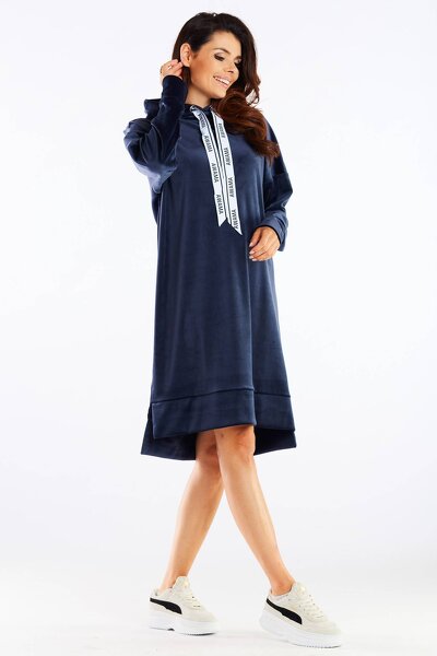 Luźna sportowa sukienka w niebieskim kolorze wykonana z weluru