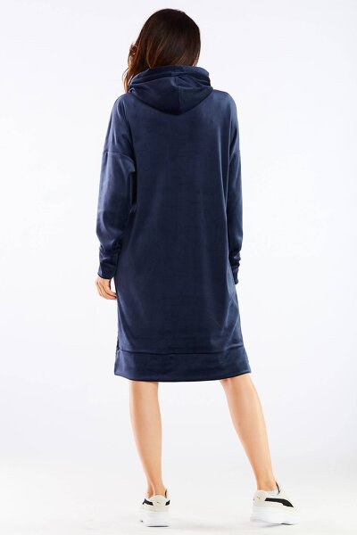 Luźna sportowa sukienka w niebieskim kolorze wykonana z weluru