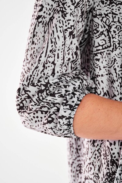 Luźna sukienka mini w czarną panterkę z rękawem 3/4