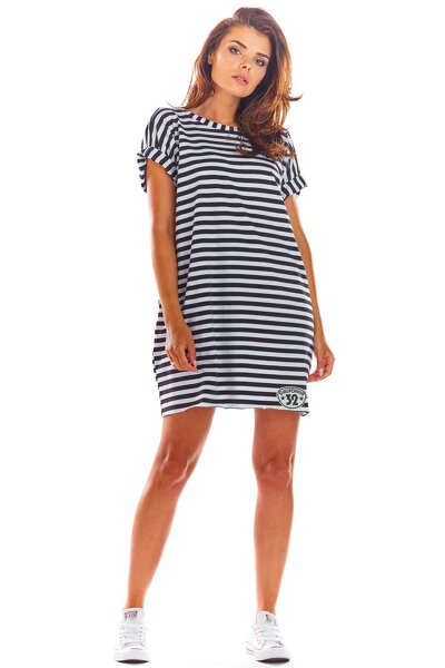 Luźna sukienka w czarne paski z dekoltem do szpica na plecach