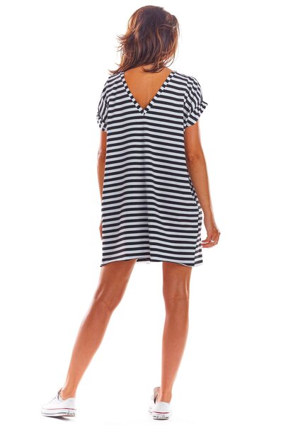 Luźna sukienka w czarne paski z dekoltem do szpica na plecach