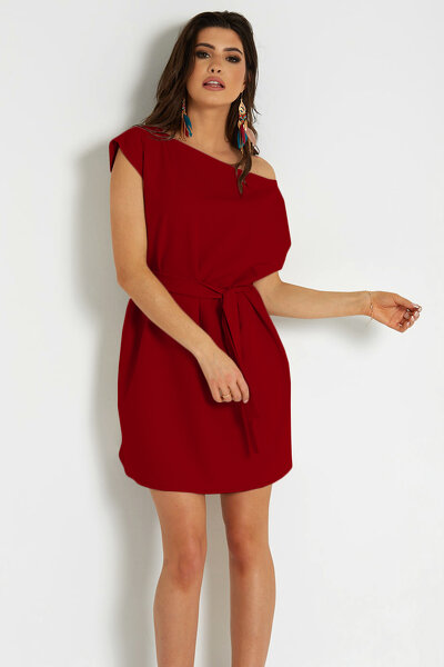 Luźna sukienka w czerwonym kolorze z dekoltem w łódkę