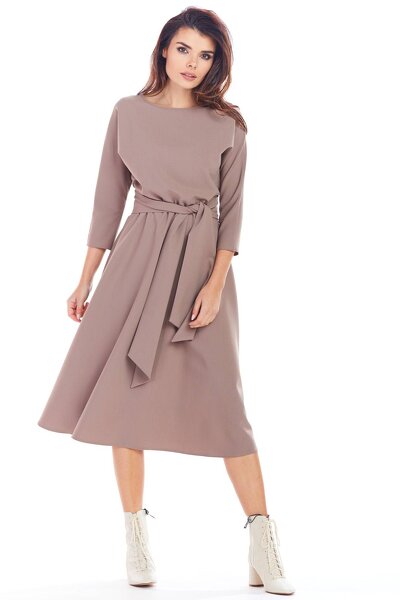 Luźna sukienka w kolorze cappuccino wiązana w pasie