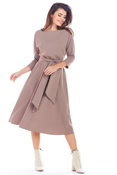 Luźna sukienka w kolorze cappuccino wiązana w pasie