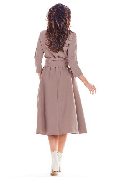 Luźna sukienka w kolorze cappuccino wiązana w pasie