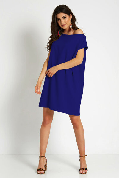 Luźna sukienka w kolorze chabrowym z dekoltem w łódkę