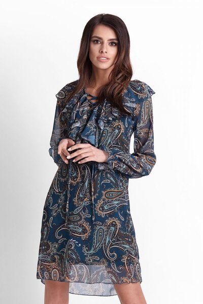 Luźna sukienka w morskim kolorze ozdobionym wzorem