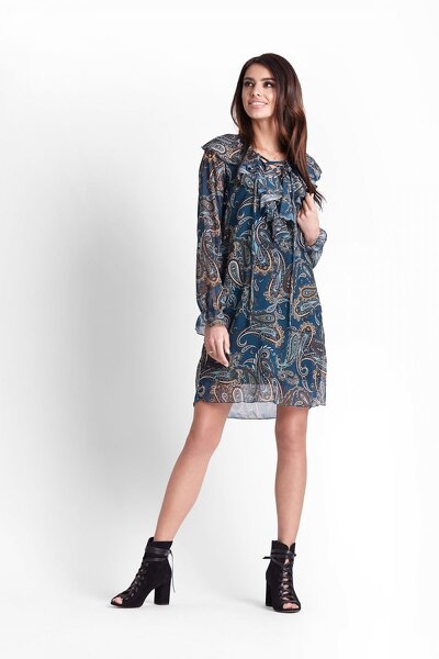 Luźna sukienka w morskim kolorze ozdobionym wzorem