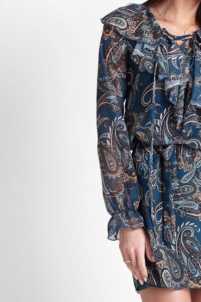 Luźna sukienka w morskim kolorze ozdobionym wzorem