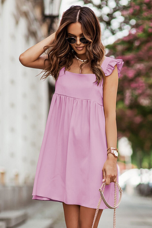 Luźna sukienka w różowym kolorze z kwadratowym dekoltem 