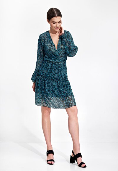 Luźna sukienka w zielonym kolorze z kopertowym dekoltem