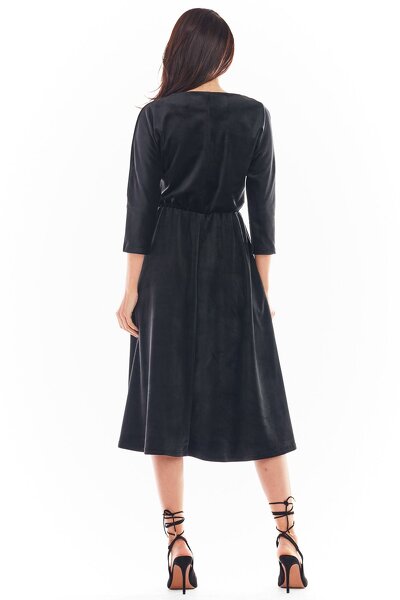 Luźna welurowa sukienka w czarnym kolorze