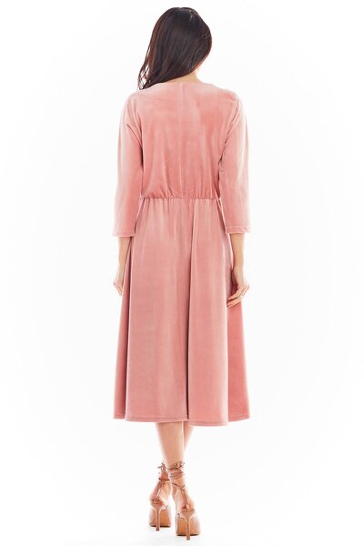 Luźna welurowa sukienka w różowym kolorze