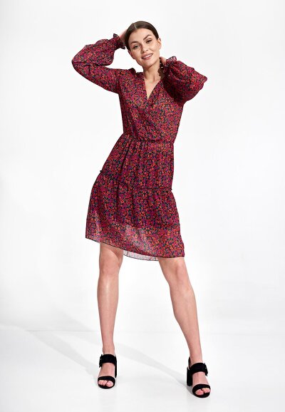 Luźna wzorzysta sukienka z kopertowym dekoltem