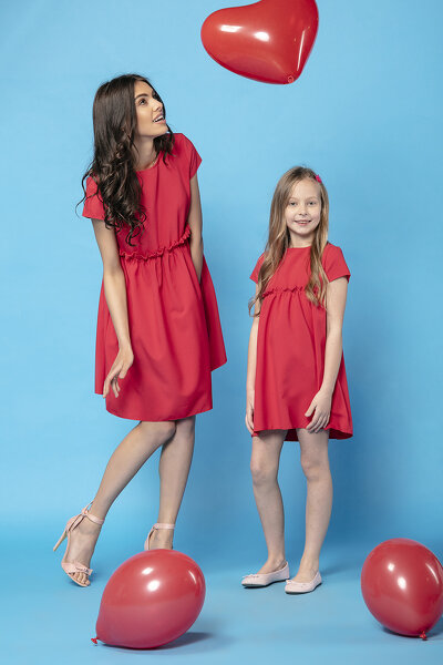 Malinowa letnia sukienka z marszczeniem pod biustem