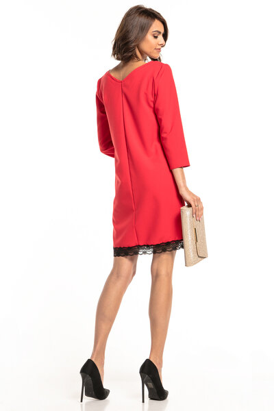 Malinowa sukienka o prostym kroju ozdobiona koronką