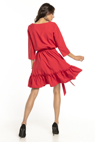 Malinowa sukienka z falbanką i wiązaniem