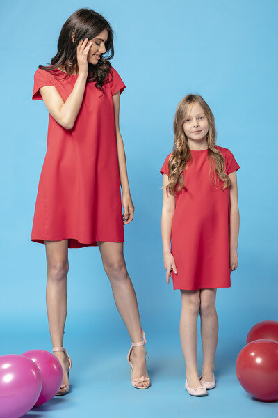 Malinowa sukienka z kontrafałdą na plecach, komplet mama i córka