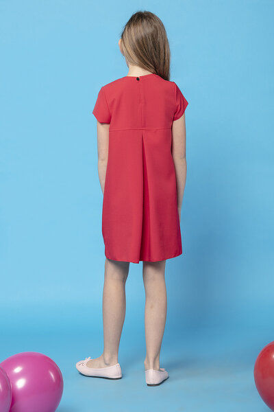 Malinowa sukienka z kontrafałdą na plecach