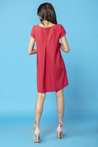 Malinowa sukienka z kontrafałdą na plecach