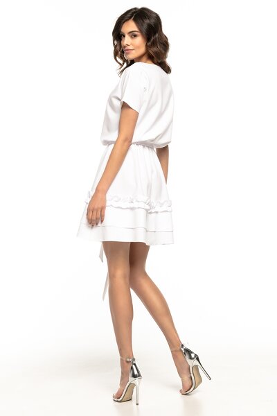 Biała sukienka z podwójną falbana i paskiem