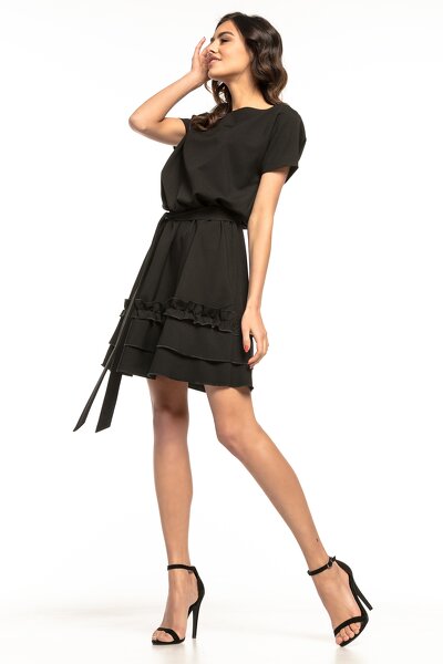 Czarna sukienka z podwójną falbana i paskiem