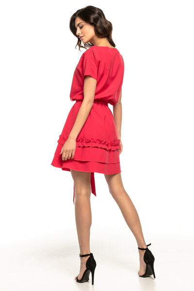 Czerwona sukienka z podwójną falbana i paskiem