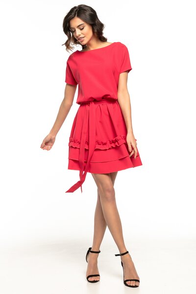 Czerwona sukienka z podwójną falbana i paskiem