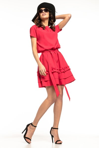 Czerwona sukienka z podwójną falbana i paskiem