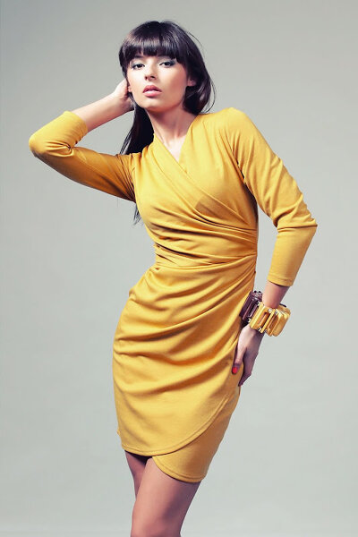 Miodowa kopertowa sukienka z asymetrycznym dołem