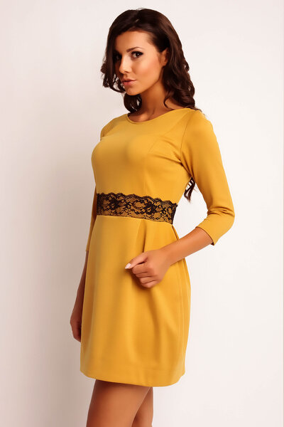 Miodowa sukienka mini odcinana w talii koronką