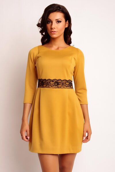 Miodowa sukienka mini odcinana w talii koronką