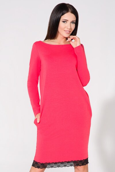 Koralowa sukienka midi zakończona ozdobną koronką