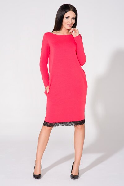 Koralowa sukienka midi zakończona ozdobną koronką