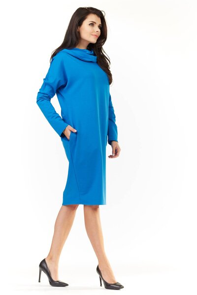 Niebieska luźna sukienka o fasonie tuby