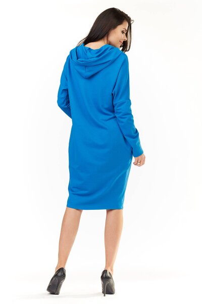 Niebieska luźna sukienka o fasonie tuby