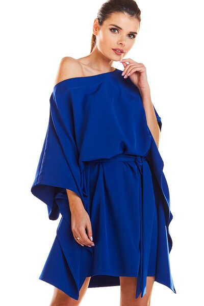 Niebieska sukienka mini o fasonie asymetrycznym i oversize